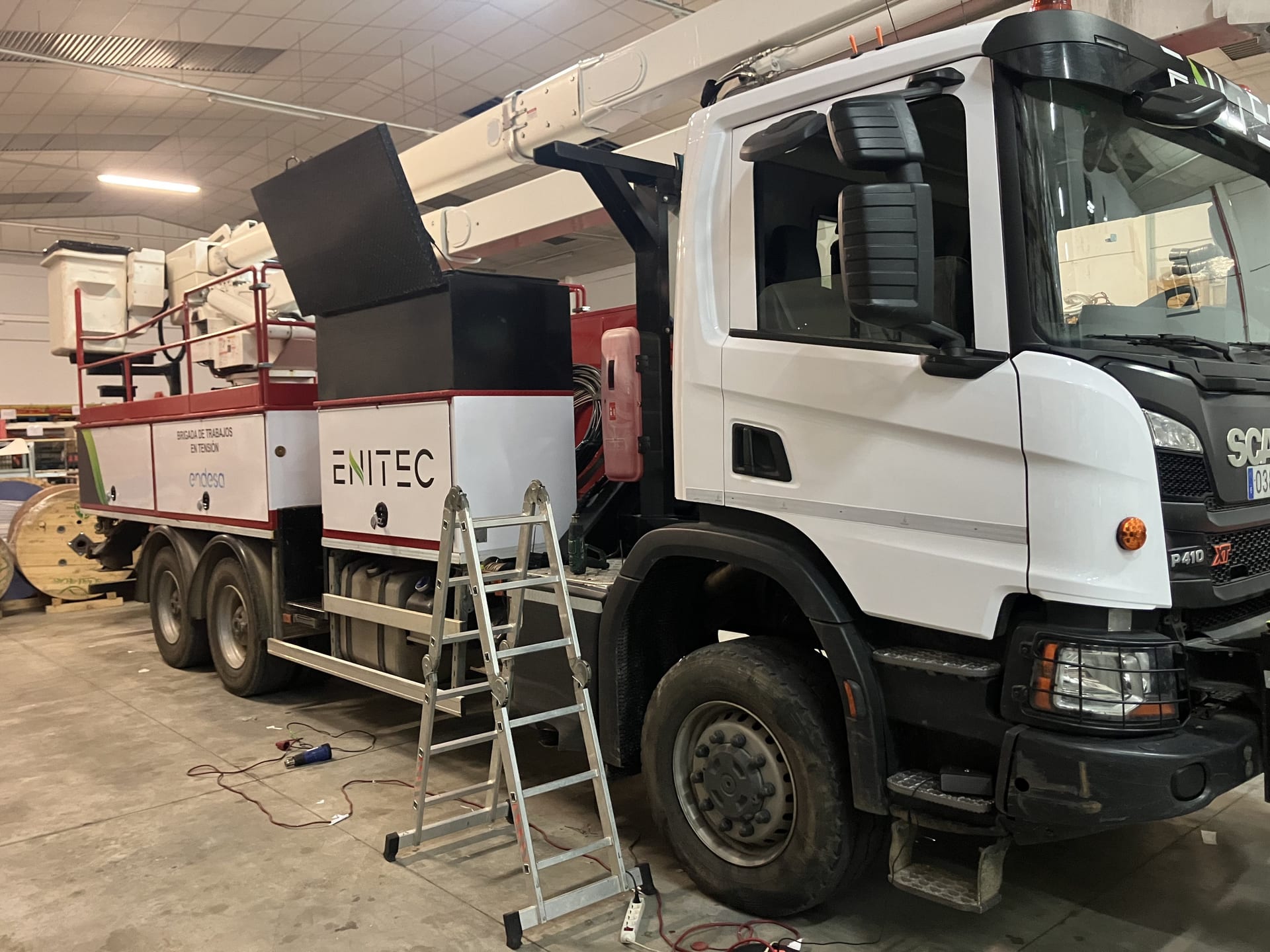 Camión Scania — Camión Brigada de Trabajos en Tensión, rotulación de flota en Málaga — Hangar Wraps
