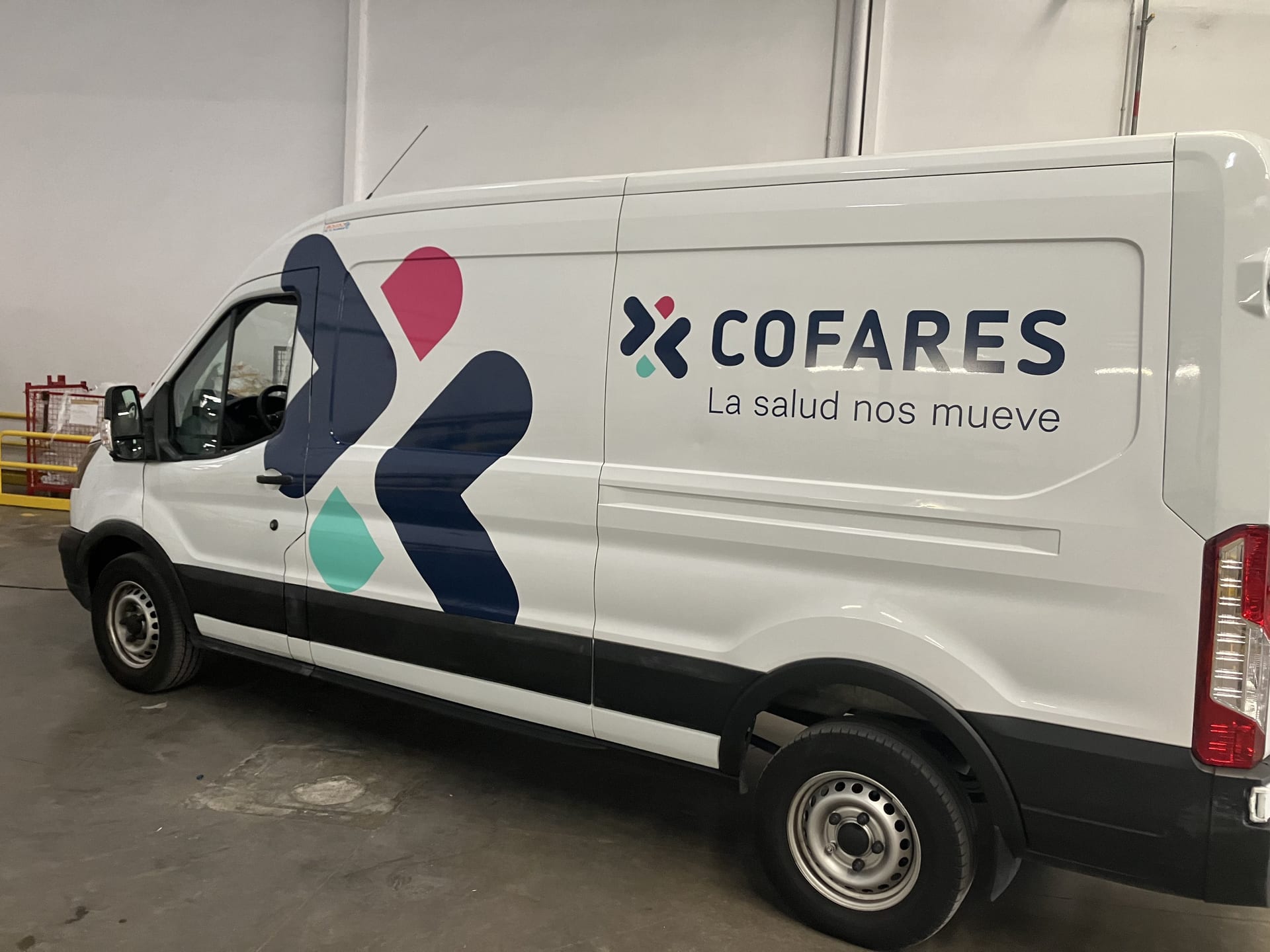 Furgoneta comercial — Flota Cofares, rotulación de flota en Málaga — Hangar Wraps