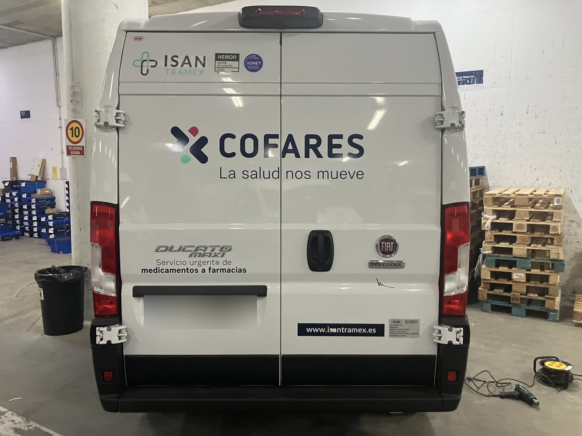 Furgoneta comercial — Flota Cofares, rotulación de flota en Málaga — Hangar Wraps (detalle 3)
