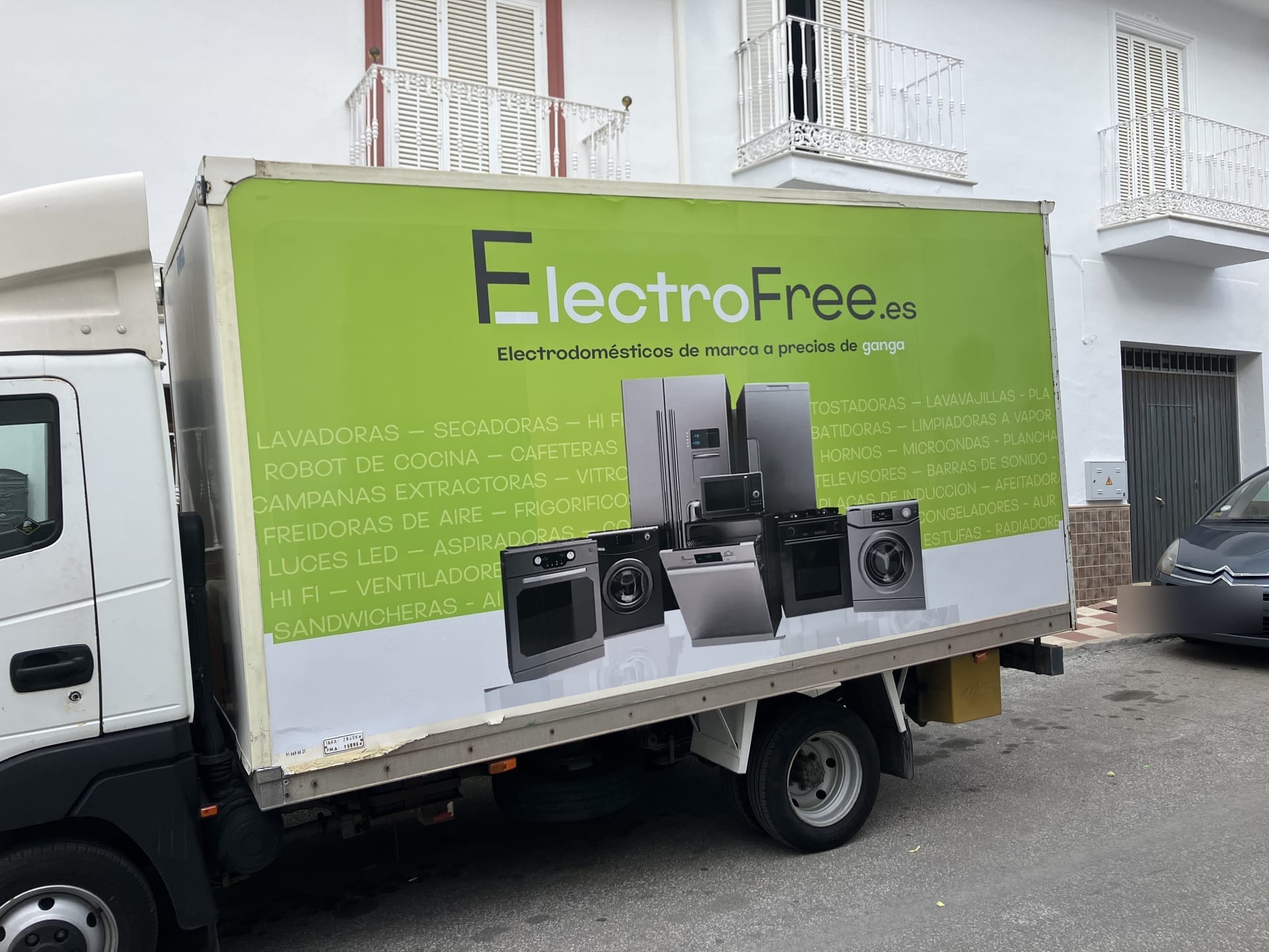 Camión Nissan Atleon — ElectroFree, rotulación de flota en Málaga — Hangar Wraps