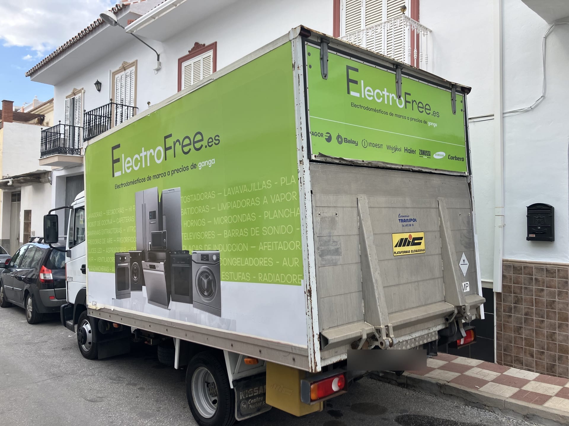 Camión Nissan Atleon — ElectroFree, rotulación de flota en Málaga — Hangar Wraps (detalle 2)