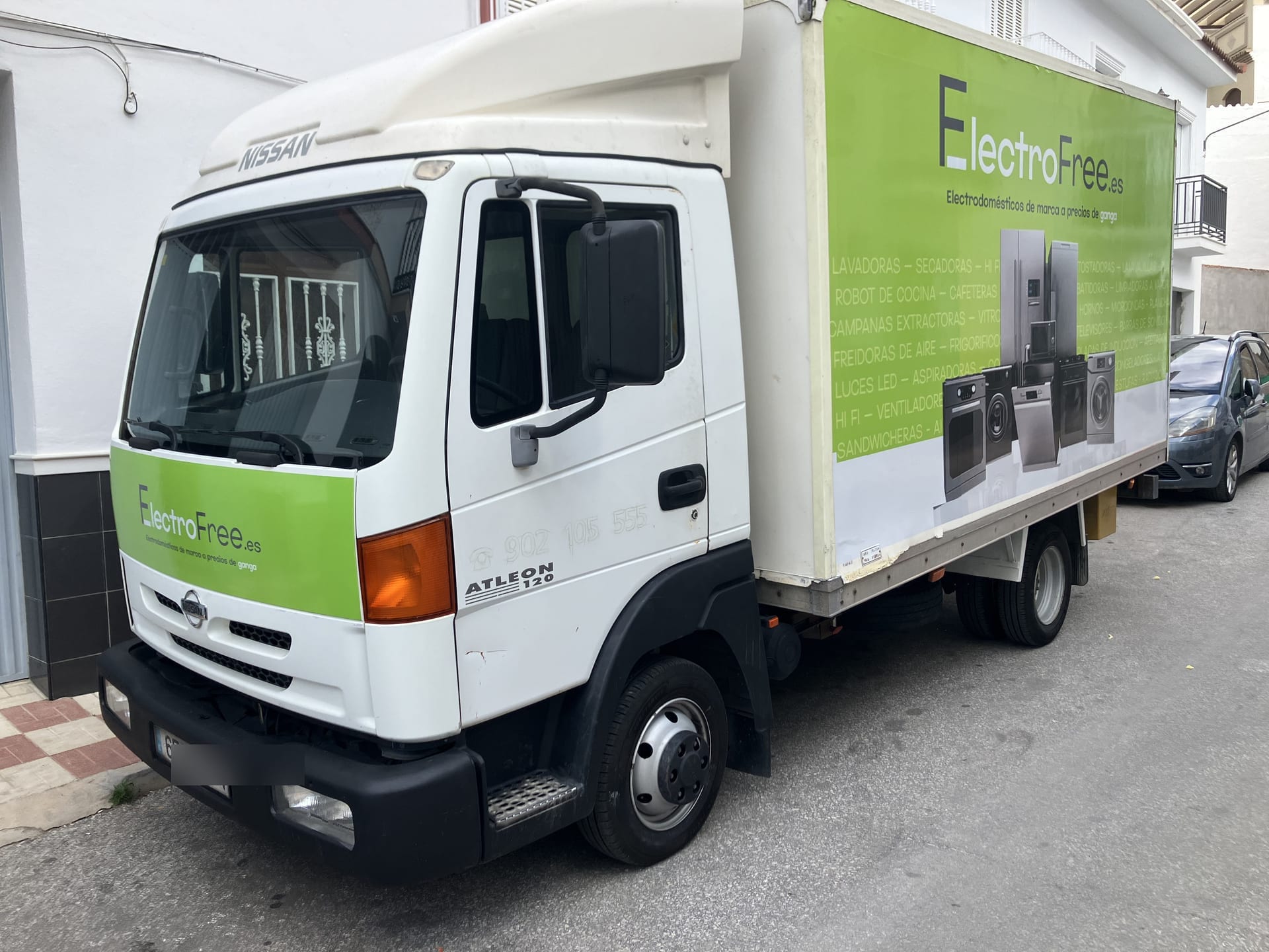 Camión Nissan Atleon — ElectroFree, rotulación de flota en Málaga — Hangar Wraps (detalle 3)