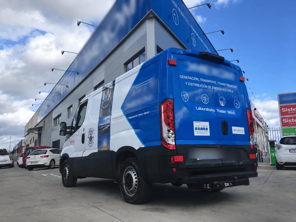 Iveco Daily — Rotulación integral · Sector energético, rotulación de flota en Málaga — Hangar Wraps