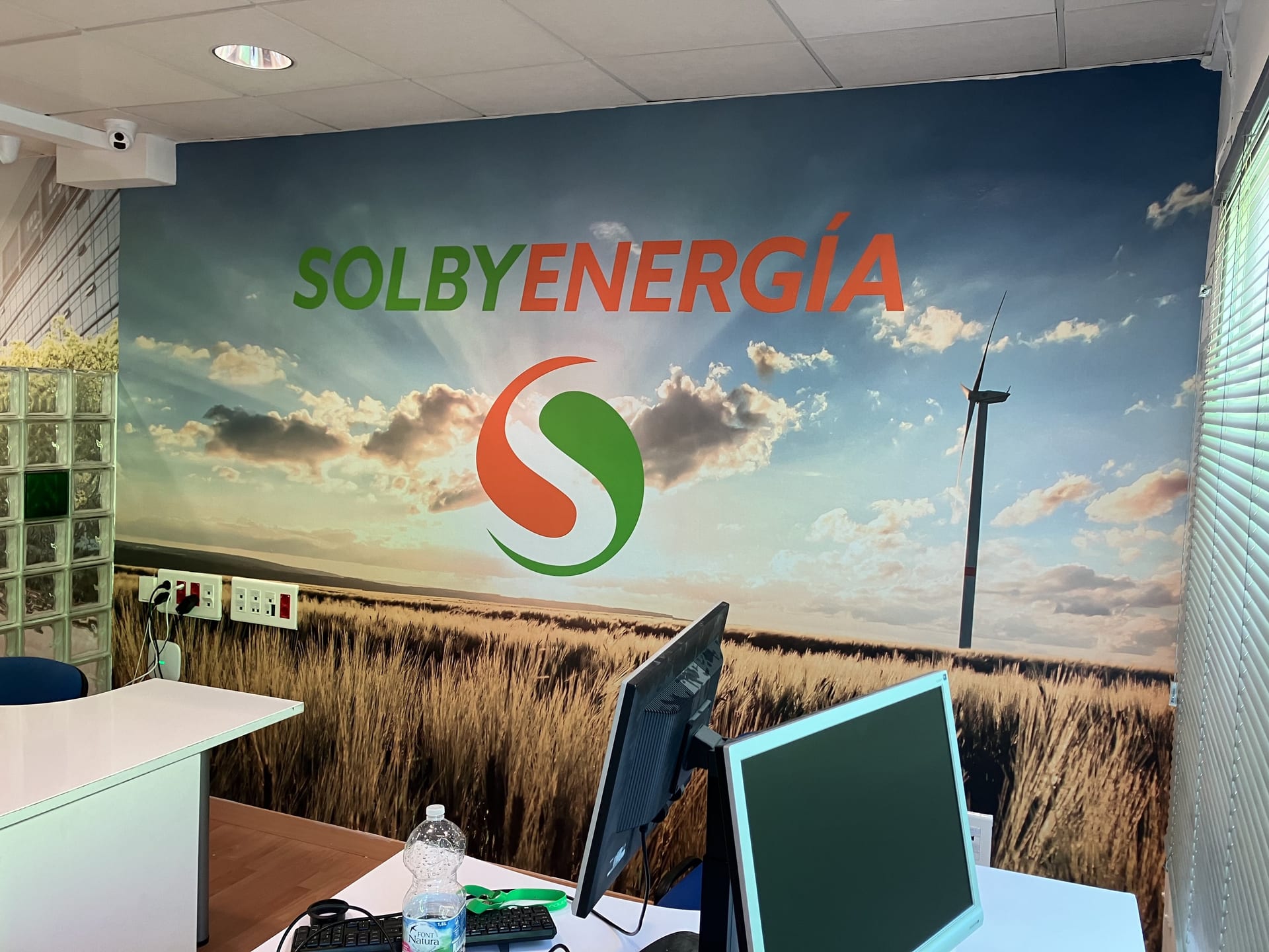 Mural Corporativo, rotulación de local en Málaga — Hangar Wraps