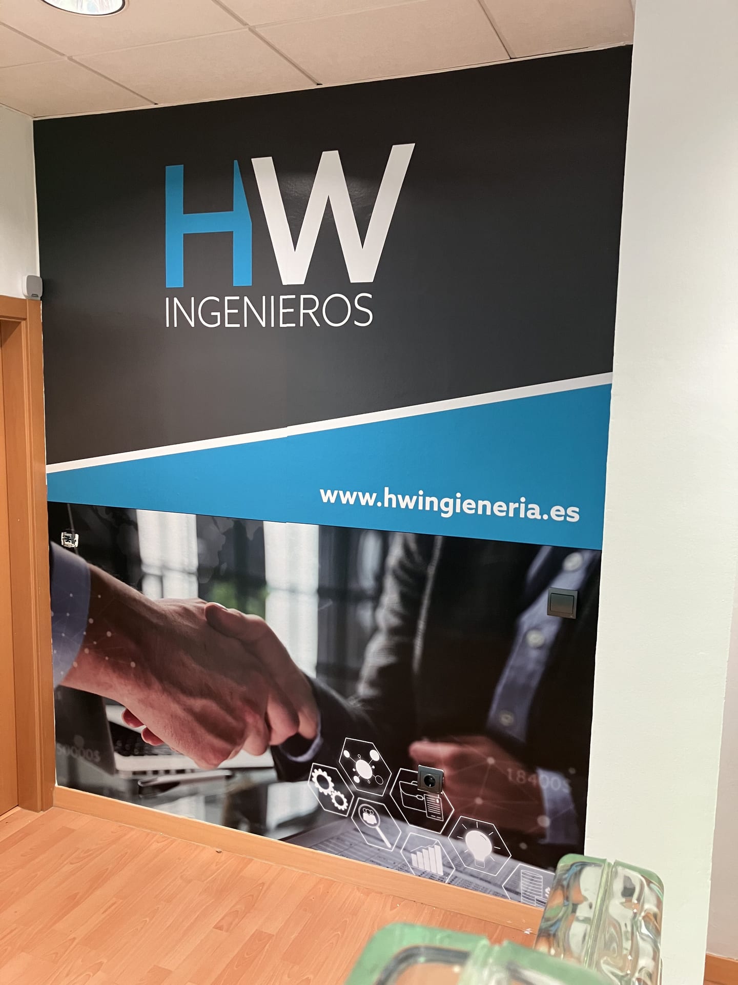 Oficinas, rotulación de local en Málaga — Hangar Wraps