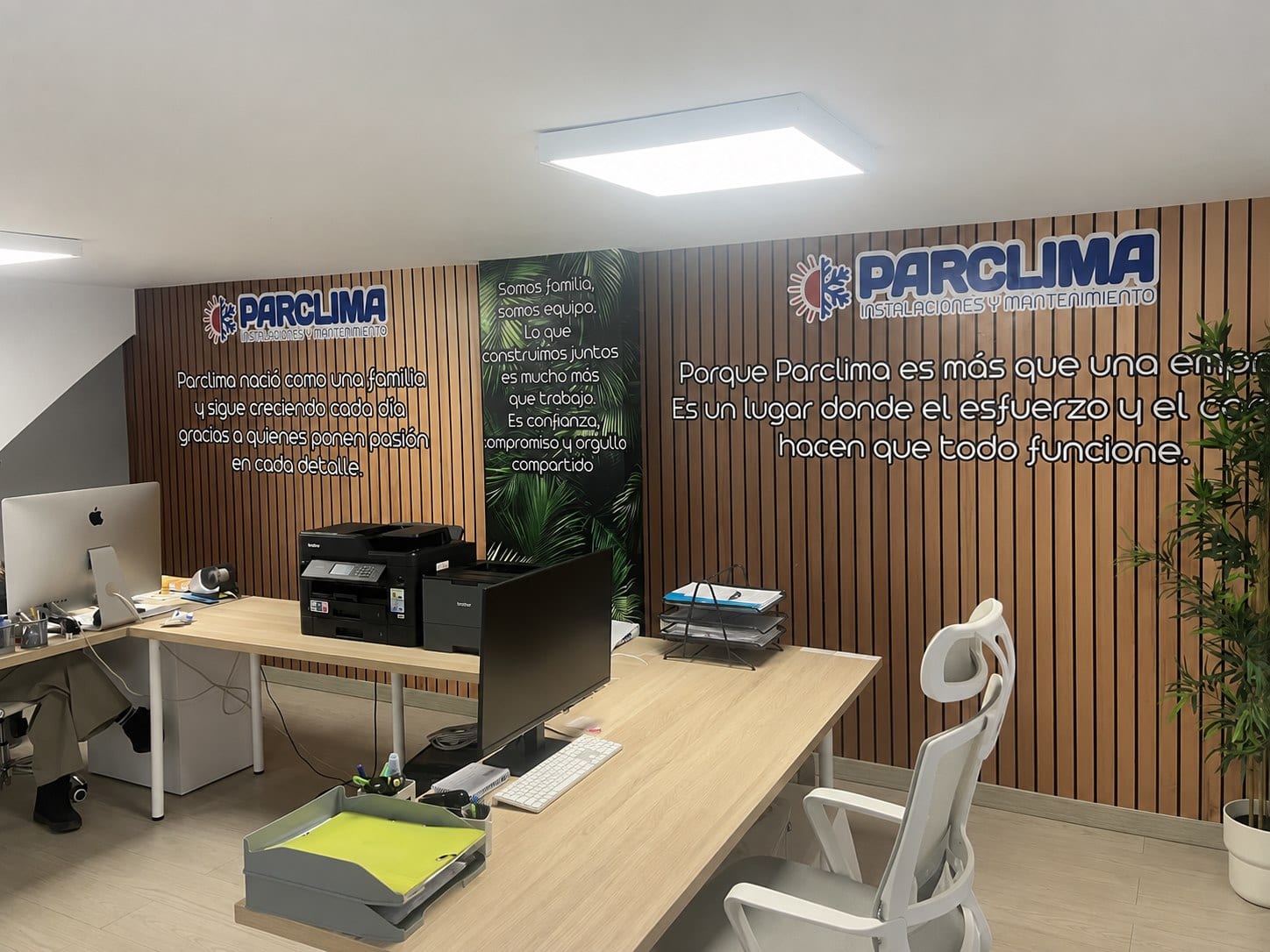 Oficinas Parclima, rotulación de local en Málaga — Hangar Wraps