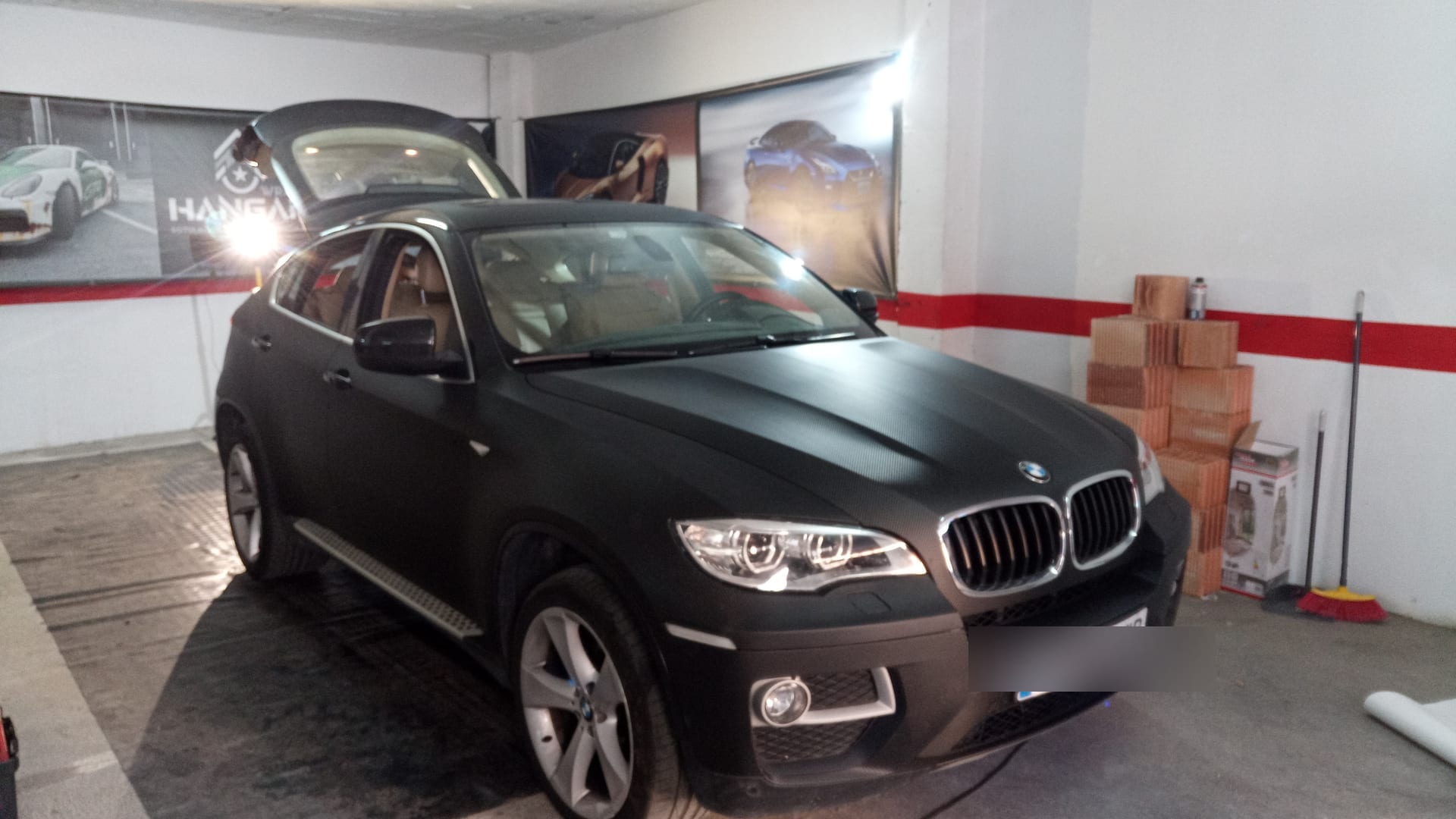 BMW X6 — BMW Carbono, vinilado de vehículo en Málaga — Hangar Wraps