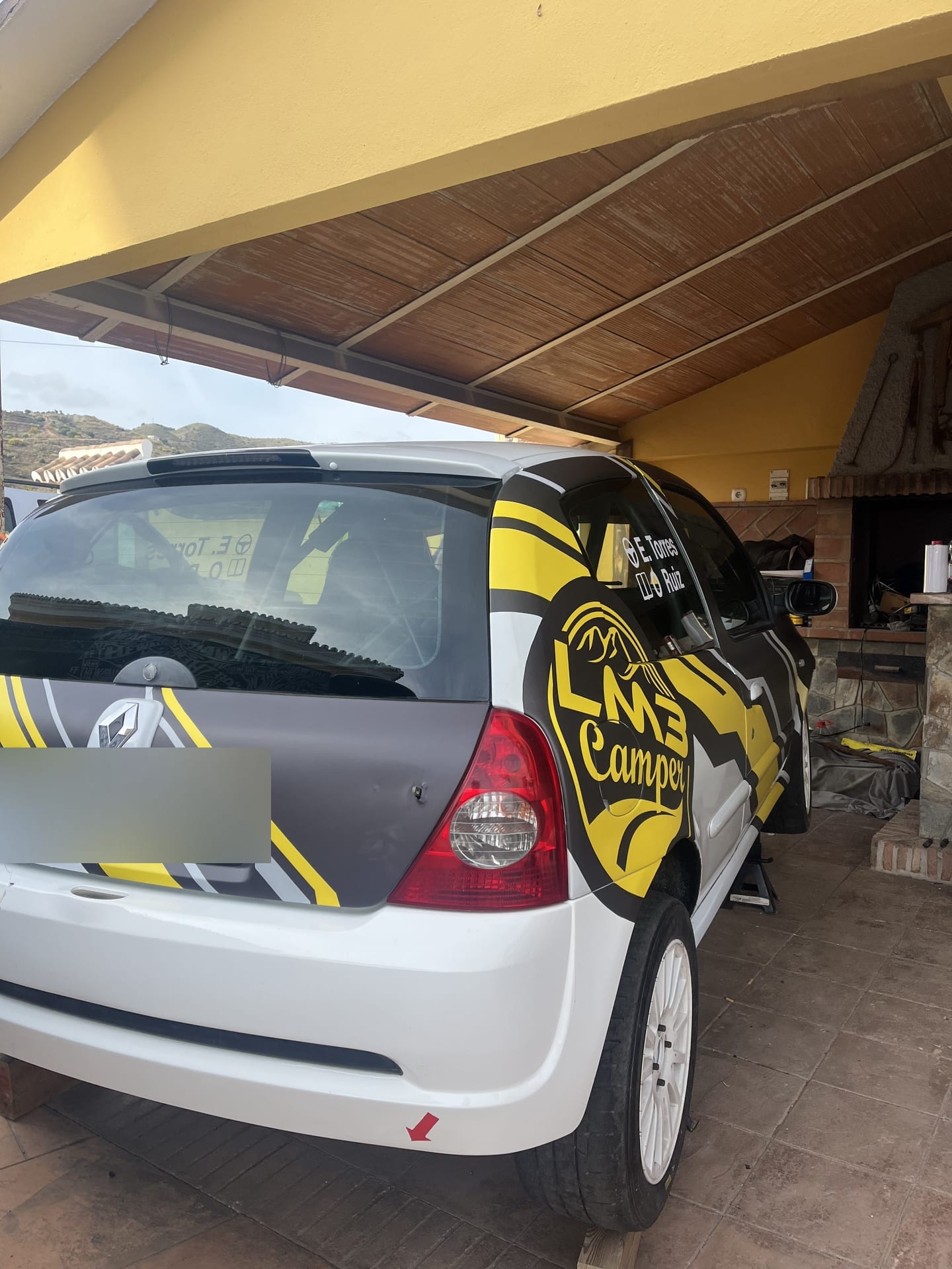 Renault Clio · Competición — Renault Clio Rally, vinilado de vehículo en Málaga — Hangar Wraps