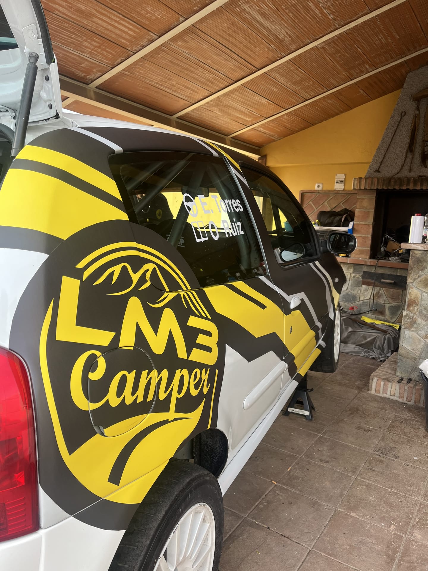 Renault Clio · Competición — Renault Clio Rally, vinilado de vehículo en Málaga — Hangar Wraps (detalle 2)
