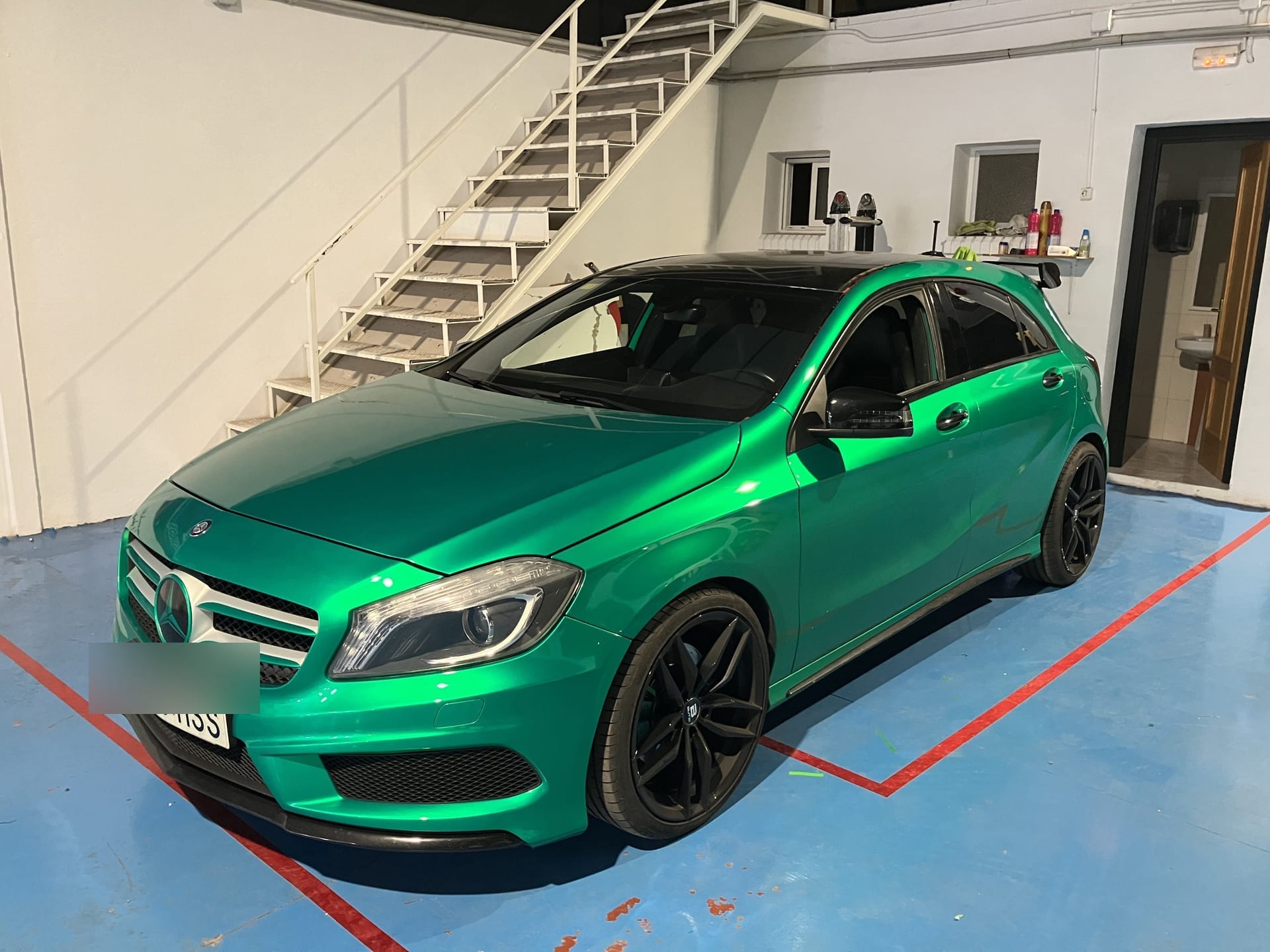Mercedes Clase A — Mercedes Verde Brillo, vinilado de vehículo en Málaga — Hangar Wraps (detalle 2)