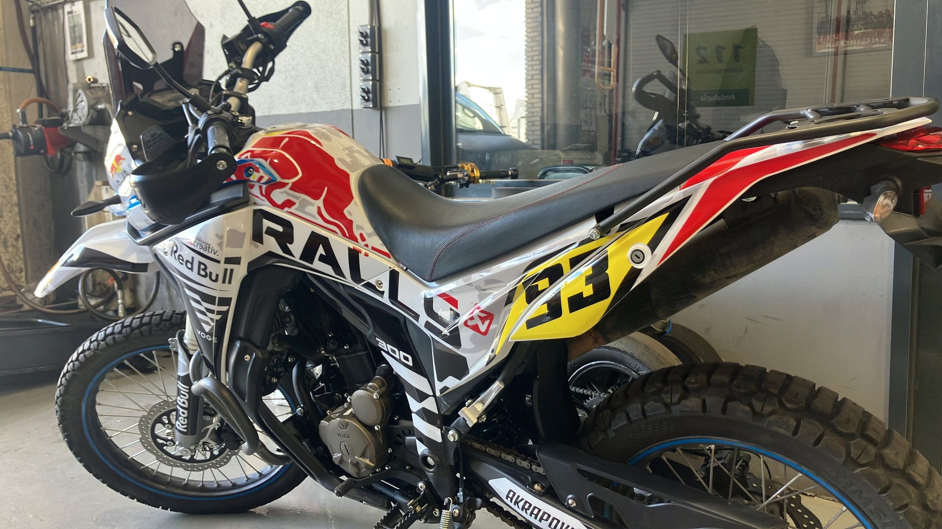 Motocicleta — Rotulación de Moto, vinilado de vehículo en Málaga — Hangar Wraps (detalle 2)