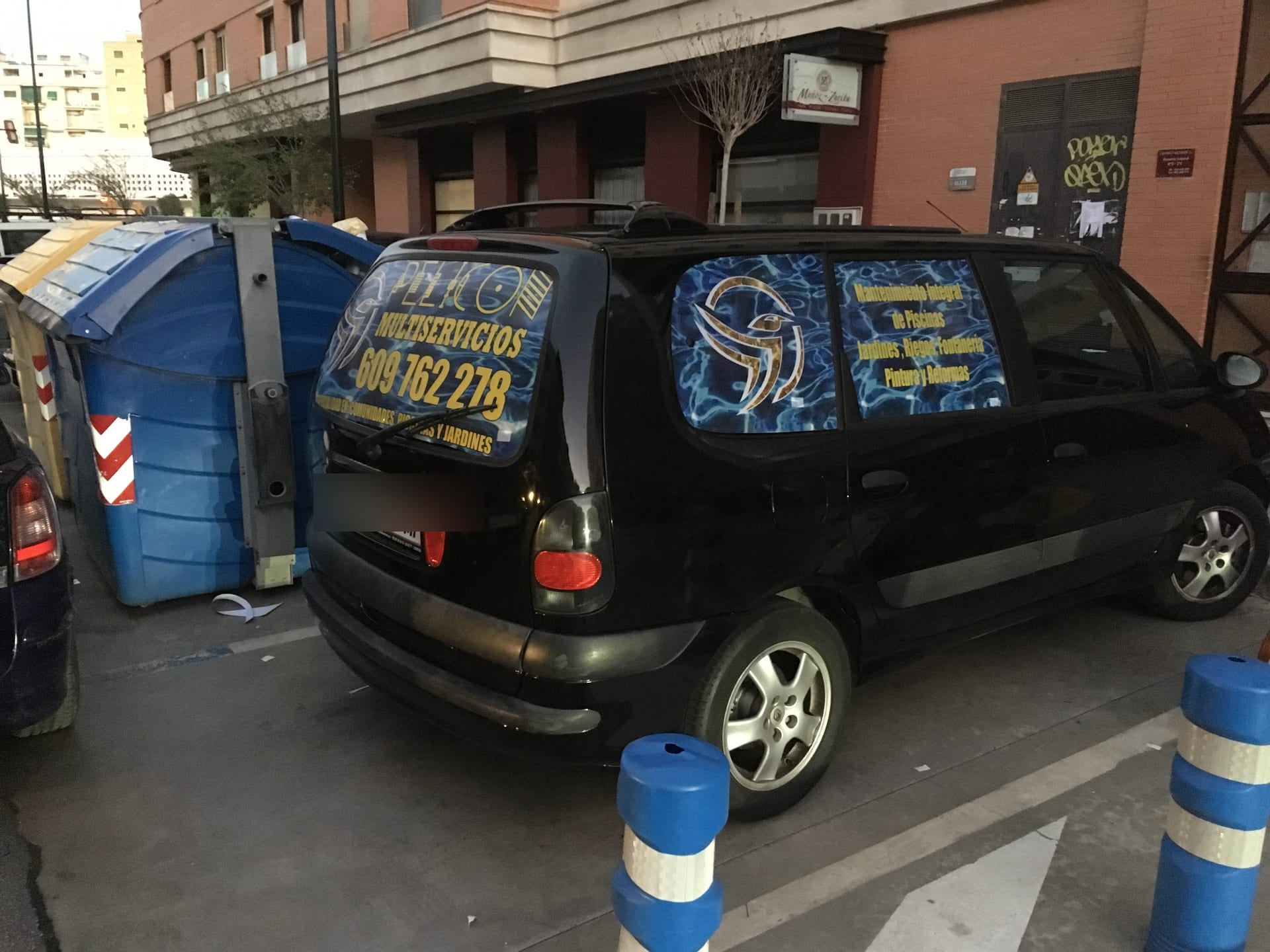 Furgoneta comercial — Pelicon Multiservicios, rotulación de flota en Málaga — Hangar Wraps