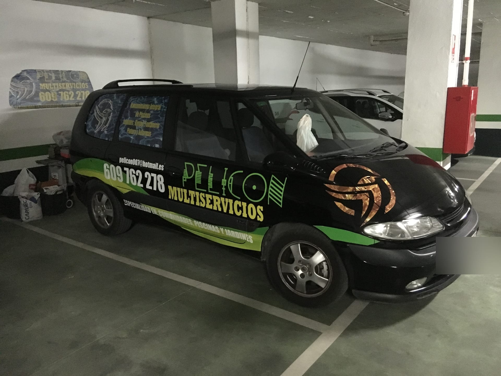 Furgoneta comercial — Pelicon Multiservicios, rotulación de flota en Málaga — Hangar Wraps (detalle 2)