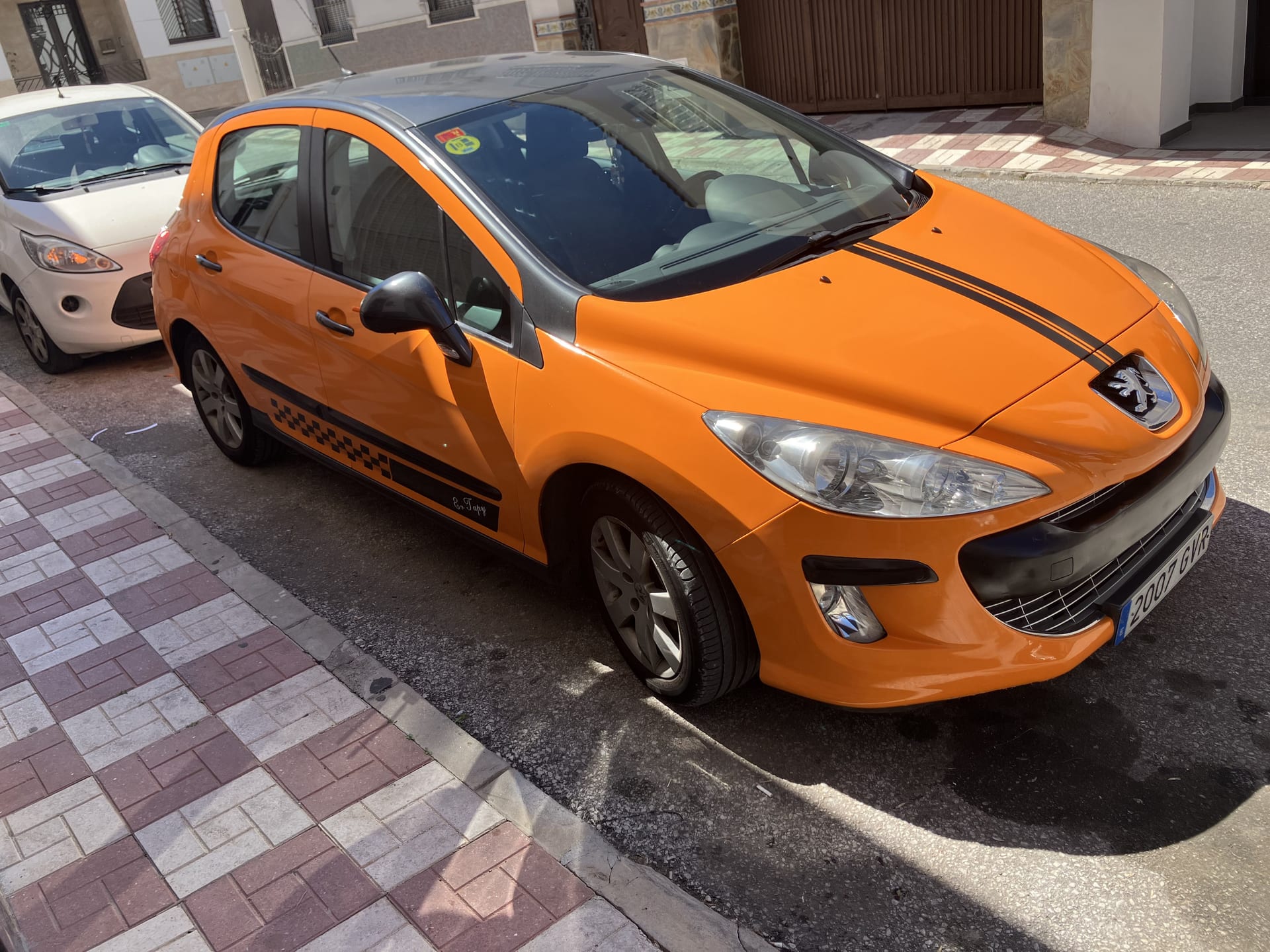 Peugeot — Peugeot Naranja, vinilado de vehículo en Málaga — Hangar Wraps