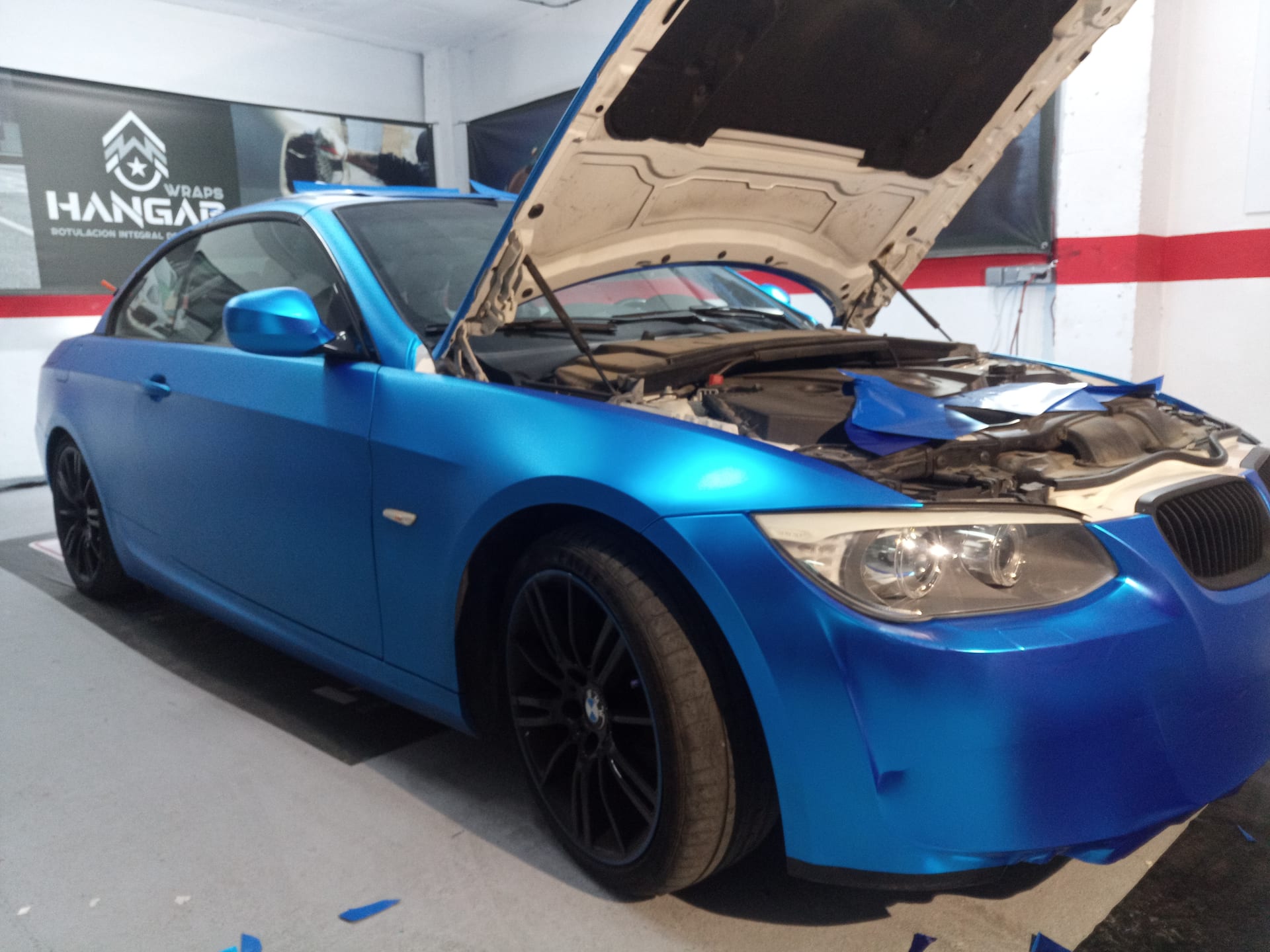 Coche particular — Super Chrome Azul, vinilado de vehículo en Málaga — Hangar Wraps